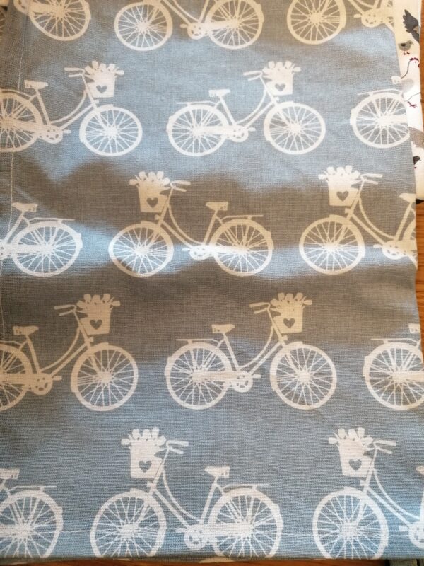 Handtuch Fahrrad blauer Untergrund